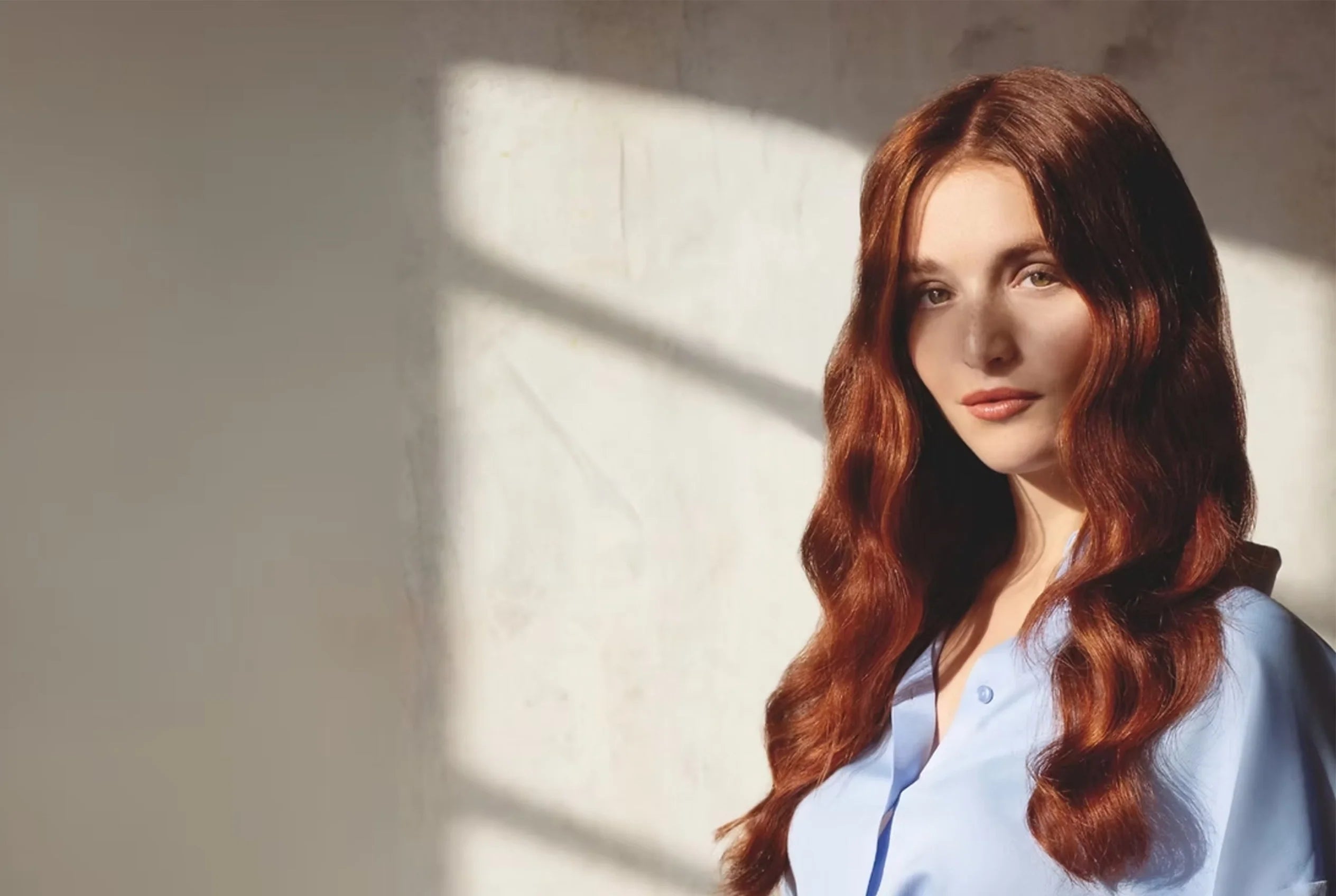 Hoofdafbeelding van de Color Protect haarverzorgingslijn met een model met glanzend, gekleurd haar.