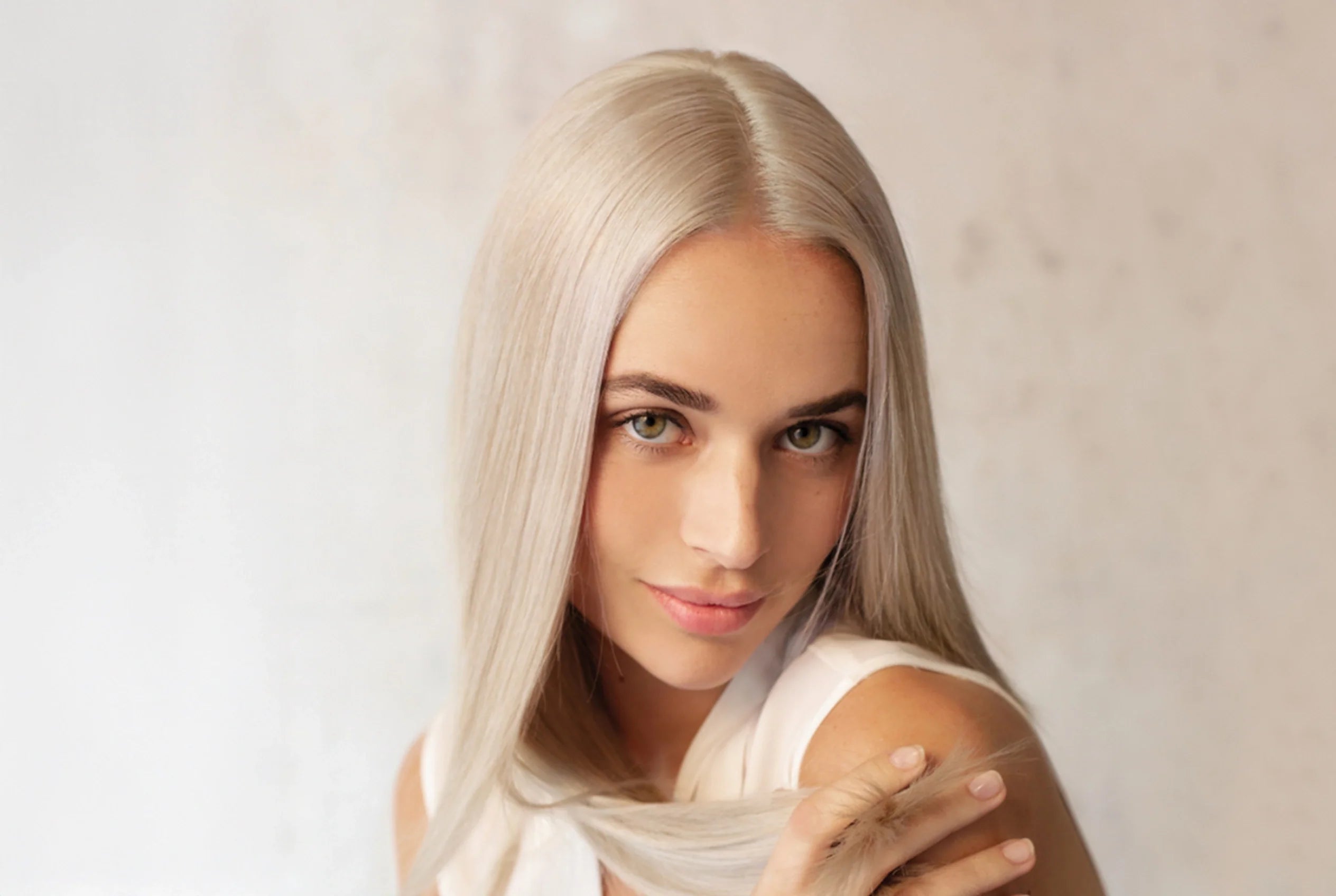Hoofdafbeelding van de Intense Repair haarverzorgingslijn met een model met glad, gezond en glanzend haar.