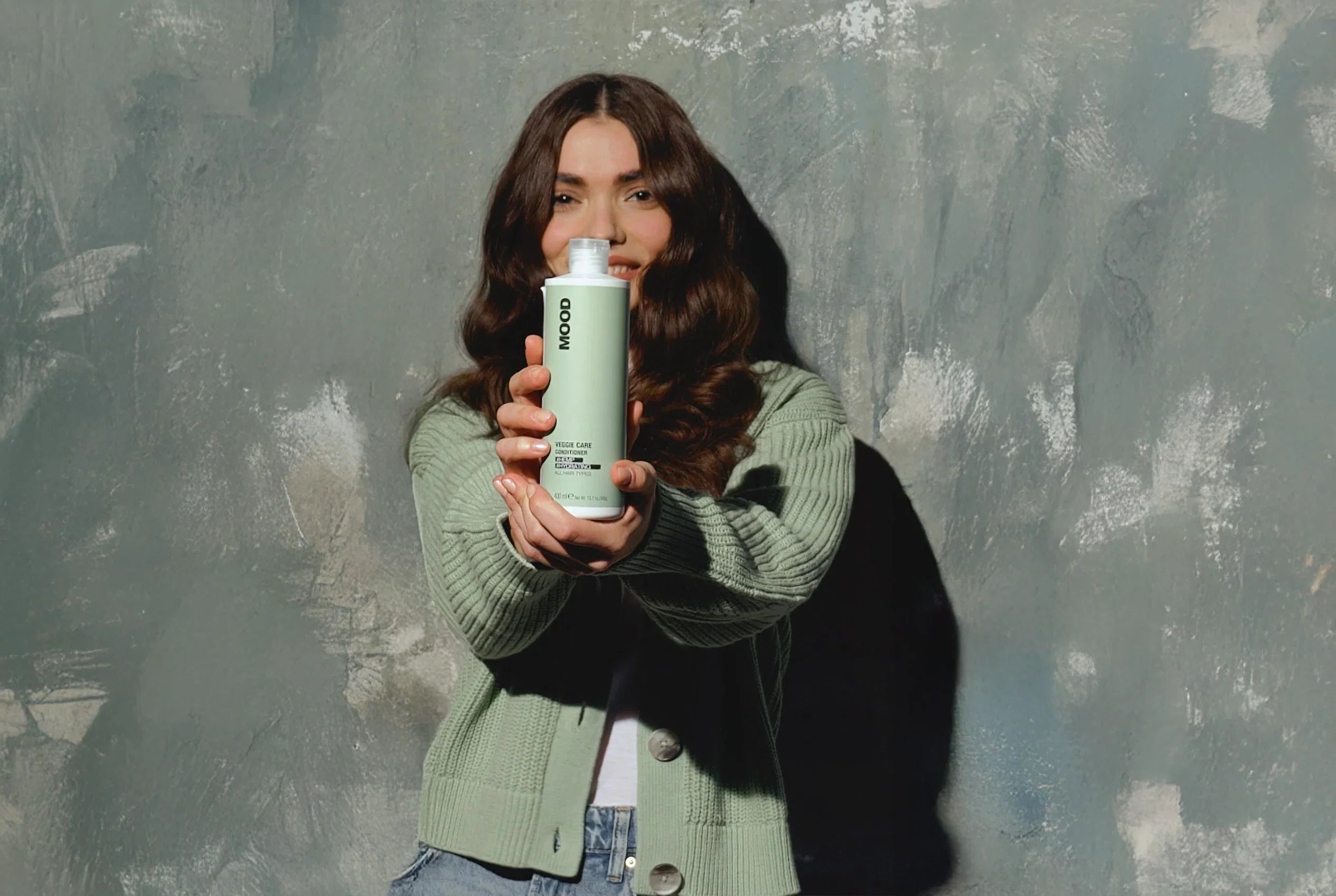 Hoofdbeeld van de Veggie Care haarverzorgingslijn met shampoo, conditioner en milk. Een rustgevende lijn verrijkt met hennepolie voor zacht, glanzend en gezond haar.